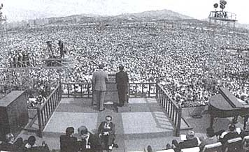 에밀 뒤르케임, 『종교 생활의 원초적 형태』.