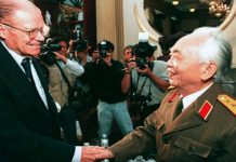 히가시 다이사쿠, 『적과의 대화』.